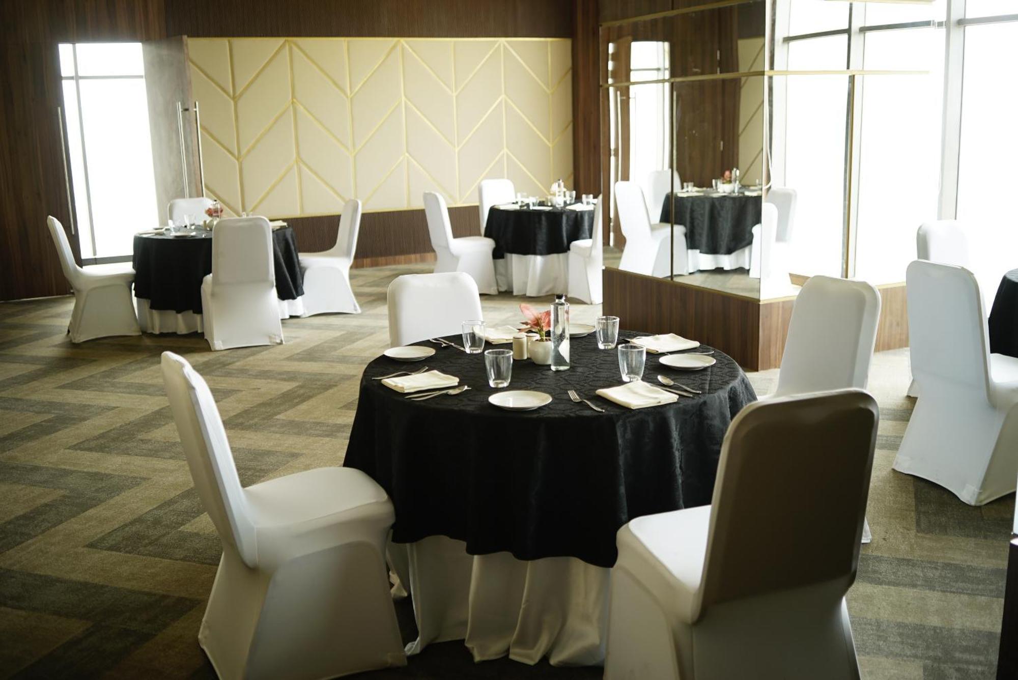 Rhythm Gurugram Hotel & Suites, Sohna Road Gurgaon Extérieur photo