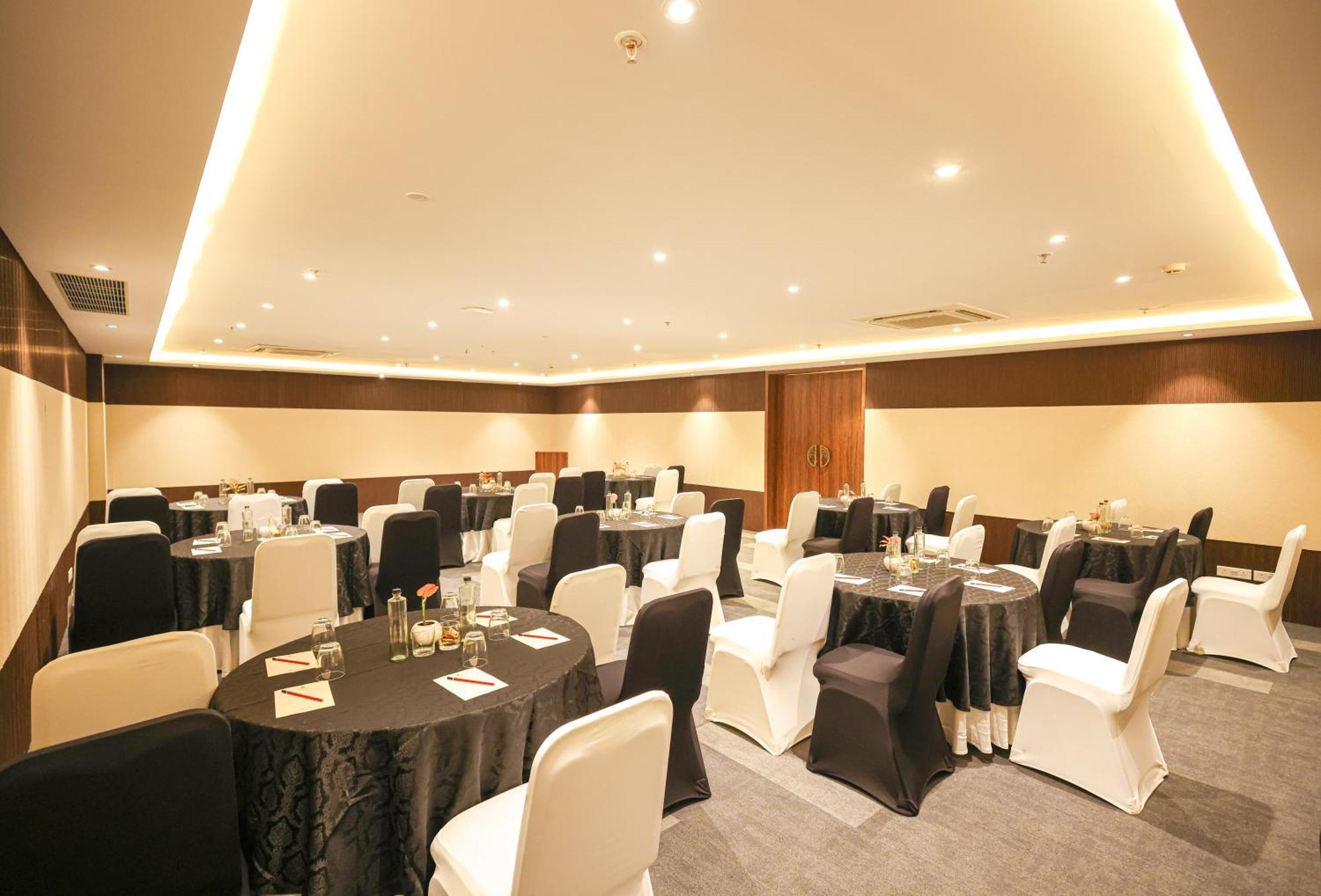 Rhythm Gurugram Hotel & Suites, Sohna Road Gurgaon Extérieur photo
