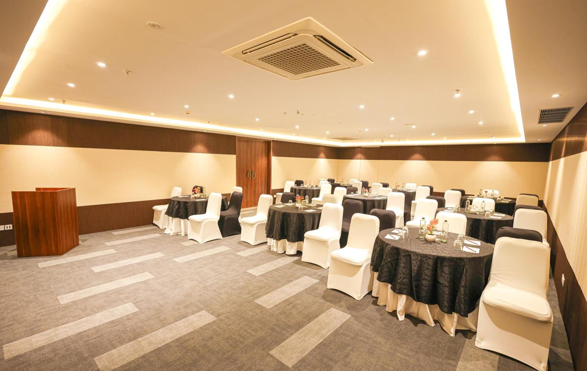 Rhythm Gurugram Hotel & Suites, Sohna Road Gurgaon Extérieur photo